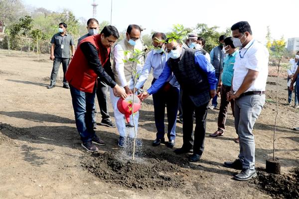 CM Planted Saplings in Madhya Pradesh स्मार्ट पार्क में बच्चों संग लगाए शिवराज सिंह ने पौधे