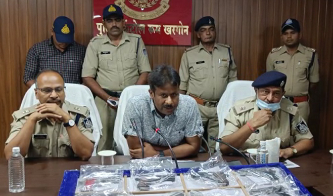 Huge Amount of Weapons Recovered in MP अवैध हथियारों की तस्करी से जुड़ा है मामला