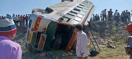 Accident in Madhya Pradesh बस पलटने से 35 सवारियां घायल कई की हालत गंभीर