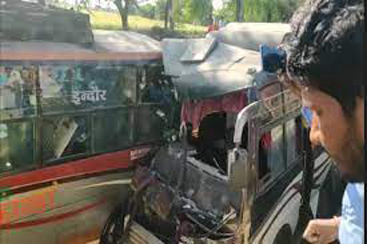 Collision of Two Buses in Ujjain बस चालक की मौत, 20 सवारियां भी हुई घायल