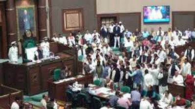 Opposition’s Ruckus During Budget in MP कांग्रेसी बोले ”महंगी बिजली, महंगा तेल, सस्ती दारू देखो यह शिवराज का खेल