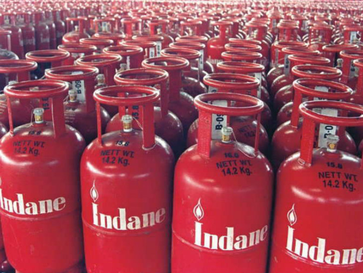 घरेलू रसोई गैस सिलेंडर की कीमत में 50 रुपये की बढ़ोतरी Domestic LPG Cylinder Price Hiked By Rs 50