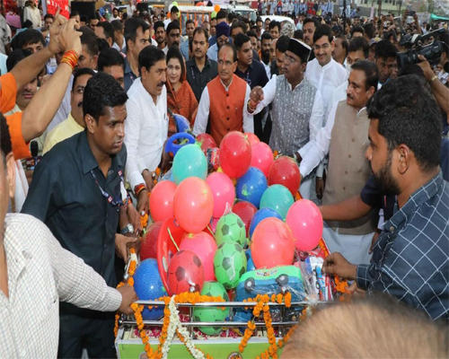 आंगनवाड़ी के बच्चों के लिए खिलौना जमा करने, ठेला लेकर निकले शिवराज सिंह चौहान