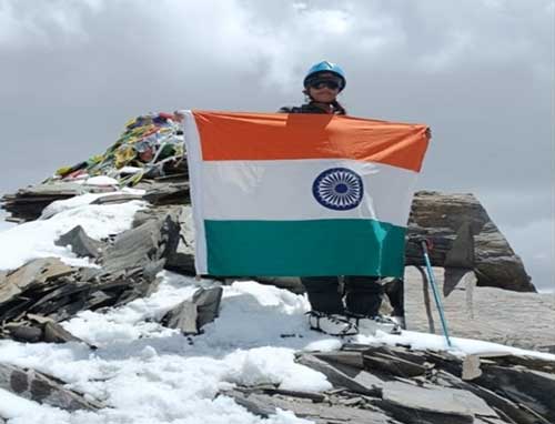 छत्तीसगढ़ की निशू ने लद्दाख में 20,500 फीट ऊंचा लहराया तिरंगा, मनाली के 9,075 फुट से की थी शुरुआत