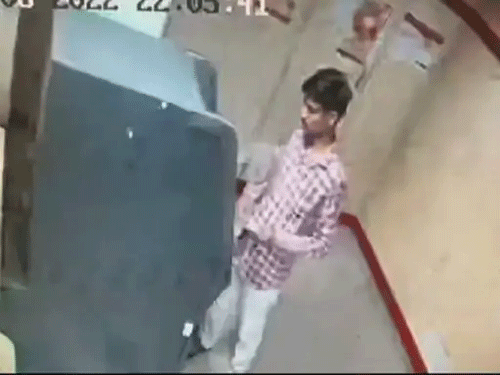 युवक ने एटीएम को लगाई आग, CCTV कैमरे में कैद युवक