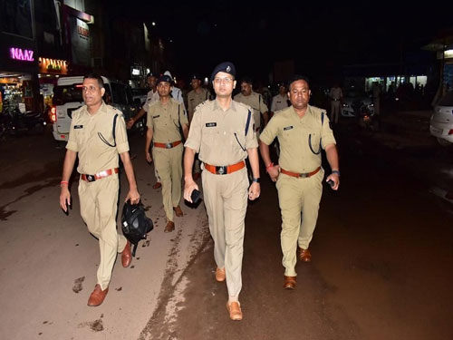 क्राइम रोकने के लिए पुलिस के जवानों ने निकली बाइक पेट्रोलिंग , SP सहित 200 से अधिक जवान हुए शामिल