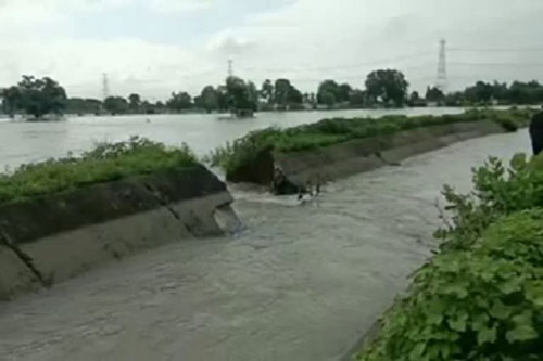 छत्तीसगढ़ के जांजगीर-चांपा में टुटा नहर का बांध, 2 किलोमीटर तक भरा पानी