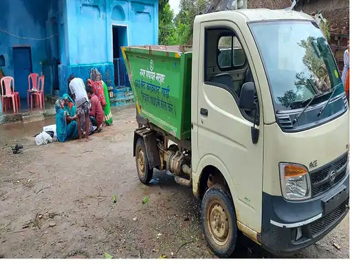 पंचायत का अमानवीय चेहरा: मृतक के शव को उठाने के लिए भेजी  कचरा गाड़ी  