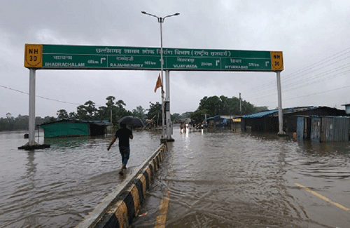 प्रदेश में भारी बारिश,सड़के टूटी यातायत प्रभावित, नदियों का जल स्तर बढ़ा