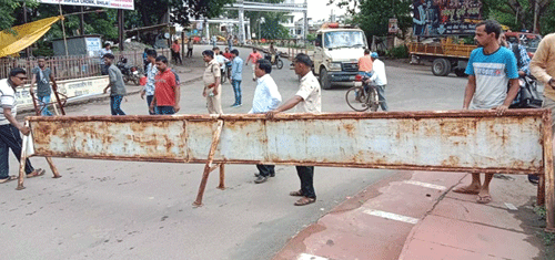 ट्रैफिक पुलिस ने सुपेला फाटक किया बंद, लोगों की मुश्किलें बढ़ी, रेलवे और जिला प्रशासन में खींचतान