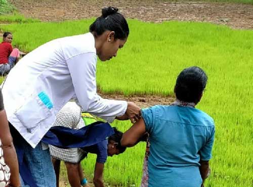 बस्तर के हर बाजार में जाकर लगाई जा रही कोरोना वैक्सीन, 580 से अधिक वैक्सीन सेंटर