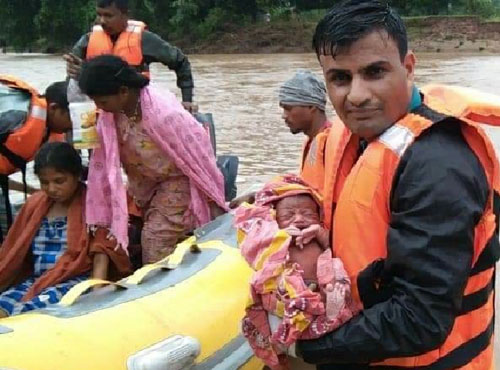 बीजापुर जिले में नदी किनारे माँ ने बच्चे को दिया जन्म, नदी के पार था अस्पताल  