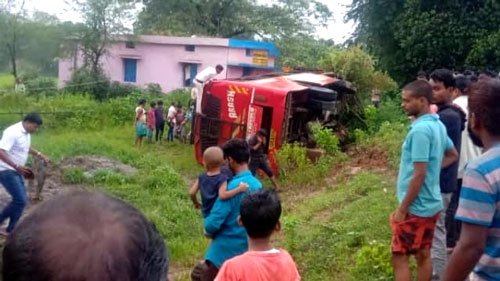 छत्तीसगढ़ के जशपुर में पलटी बस, 3 की मौत 6 घायल