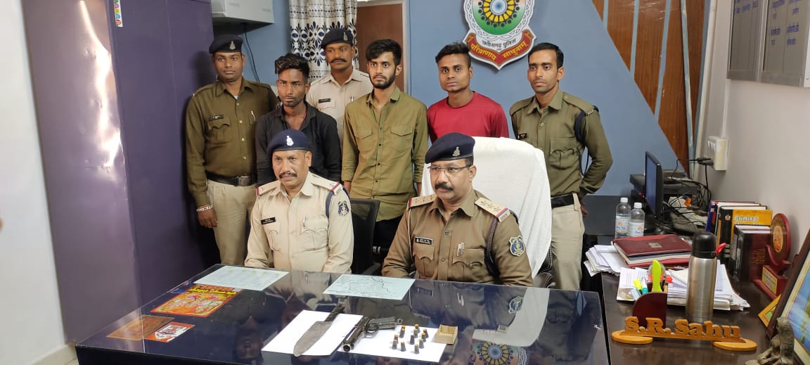 Bilaspur: पेट्रोल लूट की मंशा से पहुंचे आरोपियों को पुलिस ने किया गिरफ्तार, नकली बंदूक और चापड़ बरामद