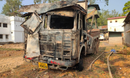 Naxali Incident: नक्सलियों की अमित शाह के दौरे के पूर्व दिखी मौजूदगी, लवे दोहरीकरण में लगे वाहनों को किया आग के हवाले