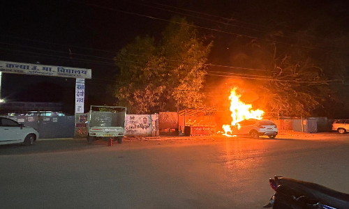 Car caught fire in Surguja: सरगुजा में सड़क पर खड़ी कार में आचानक  लगी आग, आसपास के इलाकों में मची अफरा-तफरी