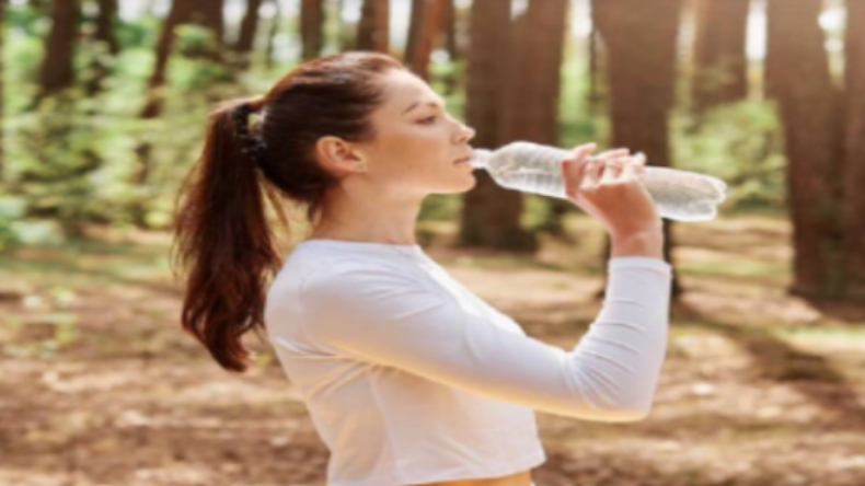 Water Drinking Habits: खड़े होकर पानी पीते हैं तो हो जाएं सावधान! नहीं तो हो सकते है कई नुकसान