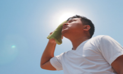 Heat Stroke Symptoms: हीट स्ट्रोक से रहें सावधान! गर्मी के प्रकोप से बचने के लिए अपनाएं यह तरिके