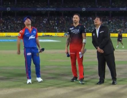 RCBVSDC: बैंगलोर ने जीता टॉस, दिल्ली कैपिटल्स के खिलाफ पहले बल्लेबाजी करने का किया फैसला