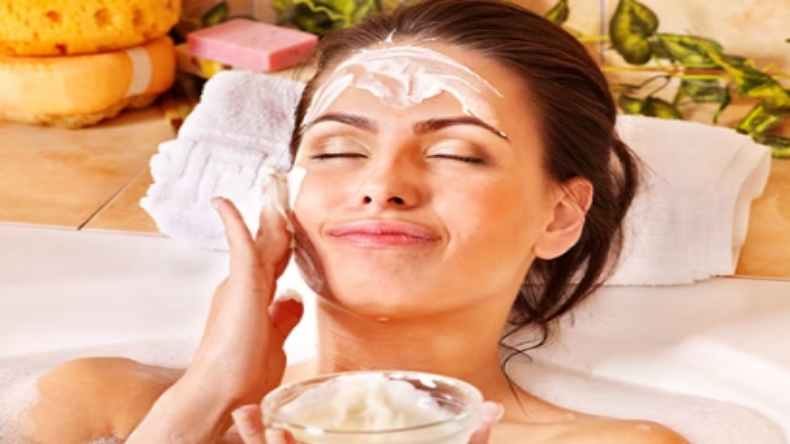 Skin Care Tips For Summer​: गर्मियों में ग्लोइंग स्किन के लिए अपनाएं यह तरीका, लौट आएगी चेहरे की रौनक!