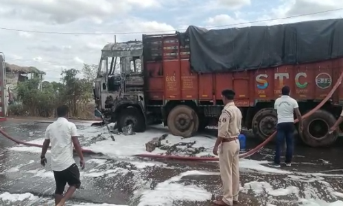 Road Accident in baloda bazar: सड़क पार कर रहे युवक को ट्रक ने रौंदा! हुई ‘मौत’, गुस्साए लोगों ने लगाई आग