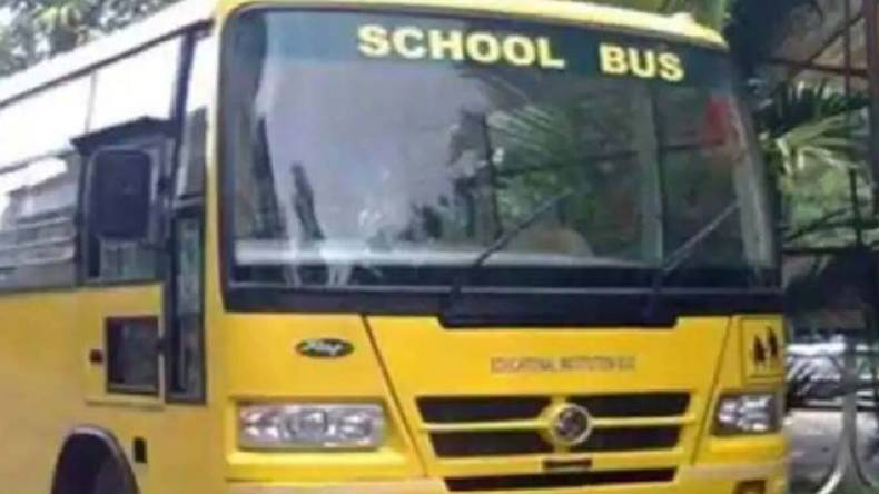 School buses Surguja: बच्चों की जान से खिलवार, बिना परमिट व फिटनेस के सड़क पर दौड़ रही स्कूल बसें