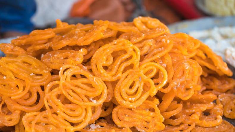 Khoya jalebi: रक्षाबंधन के मौके पर ऐसे बनाए घर में खोया जलेबी