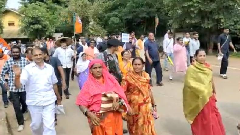 Jagdalpur: वर्मी कंपोस्ट खाद को लेकर भाजपा संगठन ने कलेक्ट्रेट कार्यालय का किया घेराव