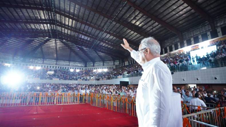 CM in Bilaspur: मौसम के कारण नहीं उड़ा हेलीकॉप्टर तो सड़क के रास्ते जनता के बीच पहुंचे मुख्यमंत्री भूपेश बघेल