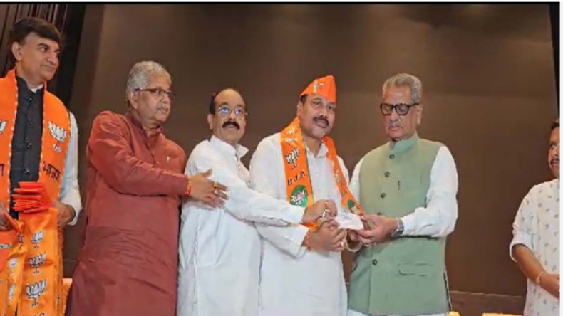 Om Prakash joins BJP: बीरगांव के पूर्व मेयर ओम प्रकाश देवांगन हुए बीजेपी में शामिल, प्रदेश अध्यक्ष अरुण साव ने कहा-कांग्रेस की उल्टी गिनती शुरू