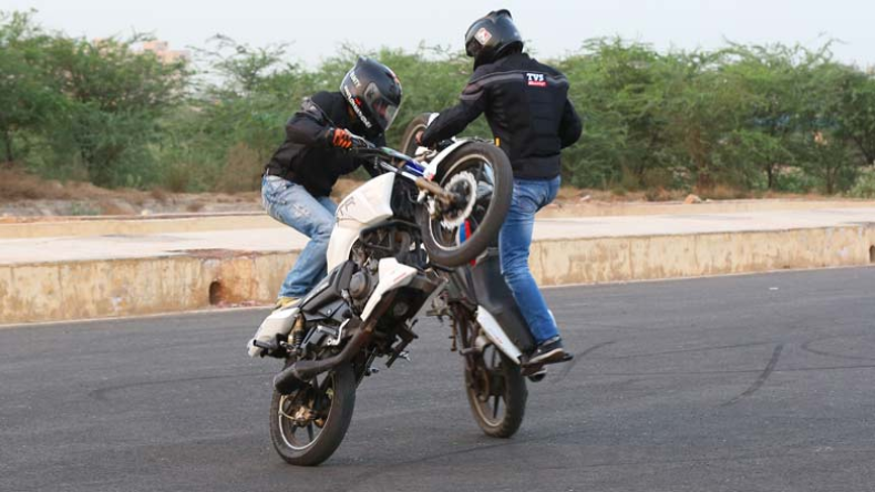 Bike Stunt Viral Video: बाइक पर स्टंटबाजी करने वाले हो जाए सावधान! वरना होगी FIR, तीन राइडर्स पर मामला दर्ज