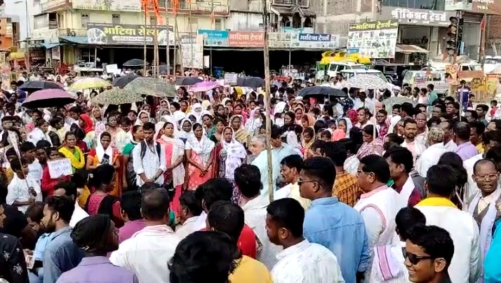 Pathalgaon: पत्थलगांव को जिला बनाने की मांग को लेकर सड़क पर उतरे आदिवासी समाज के लोग