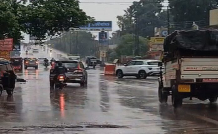 Chhattisgarh Weather Update: छत्तीसगढ़ के कई जिलों में हल्की बूंदाबांदी, मौसम विभाग ने जारी किया अलर्ट 