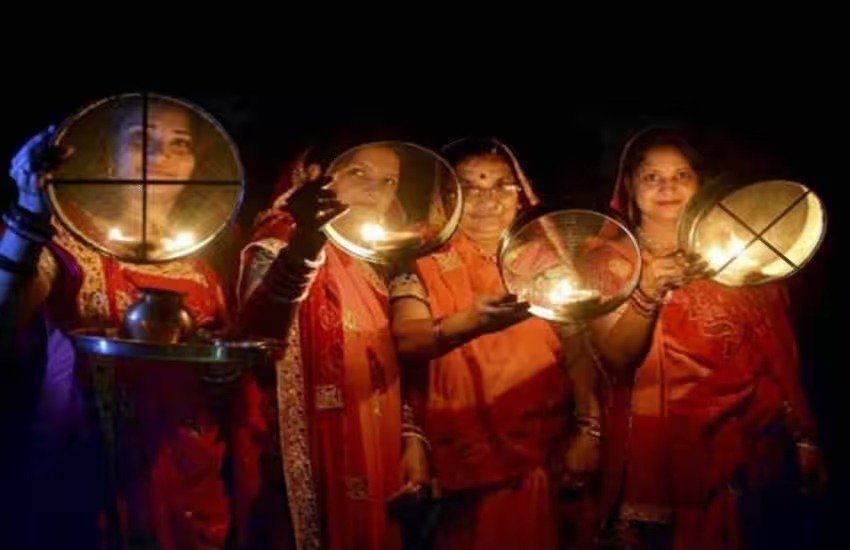 Karwa Chauth: इन 7 मंत्रों से करें करवा चौथ की पूजा, मिलेगा व्रत का पूरा लाभ