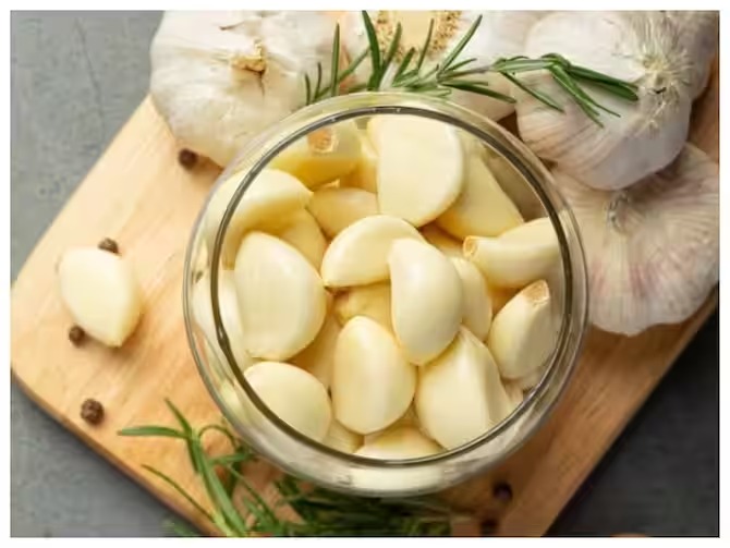 Garlic Benefits: लहसुन की कली के जानें फायदे, इस बीमारी में है आता है काम