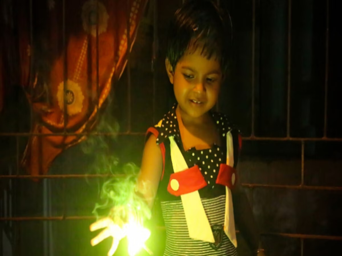 Safe Diwali For Kids: अगर बच्चे की पहली दिवाली है तो इन बातों का रखें खास ख्याल 