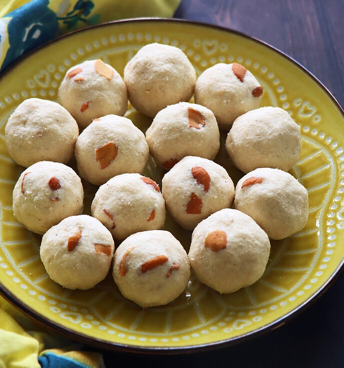 Rava Laddu Recipe: दिवाली पर सूजी से बनाएं ये मिठाई, जानें पूरी विधि