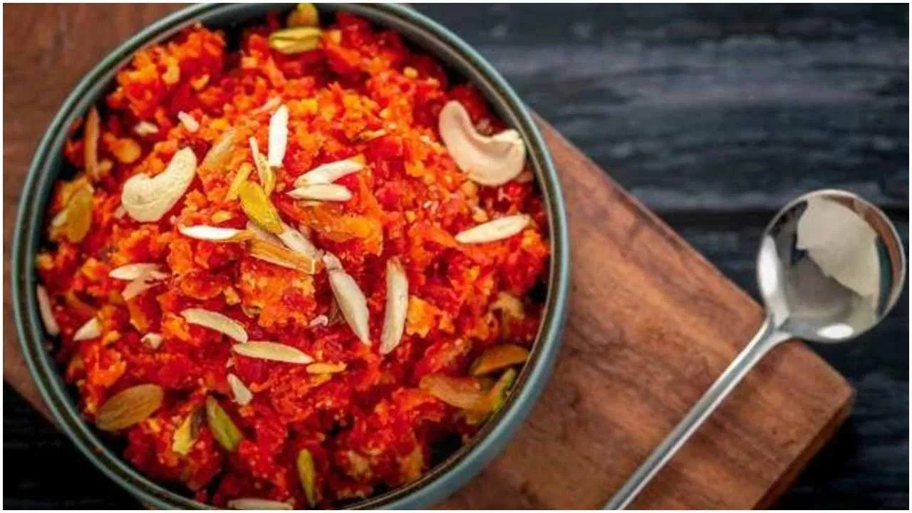 Gajar Ka Halwa: घर पर आसानी से बनाएं स्वादिष्ट गाजर का हलवा, जानें रेसिपी