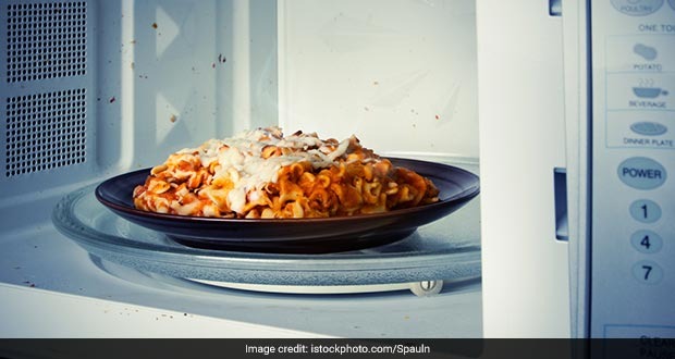 Food Reheating: भूलकर भी न खाएं दोबारा गर्म करके ये चीजें, बहोत ज्यादा हो सकते हो बीमार