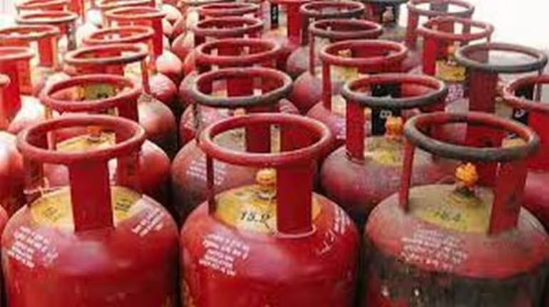 LPG Cylinder: दिल्ली से लेकर मुंबई तक LPG सिलेंडर के घटे दाम, अब मिलेगा बस इतने रुपये में