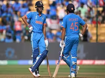 India vs Aus final: भारत को लगा झटका, स्टार्क ने किया गिल को आउट