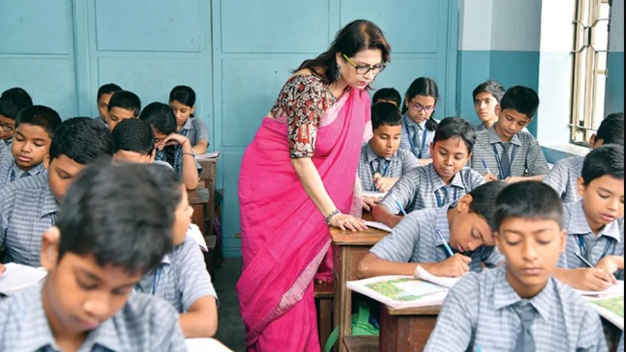 Teacher Promotion: शिक्षकों की खुलने वाली है किस्मत, 5 हजार से ज्यादा का होगा प्रमोशन