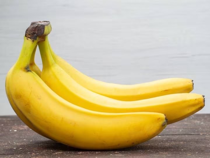 Banana Side Effects: खाली पेट भूलकर भी न खाएं केला, हो सकती है ये बीमारी