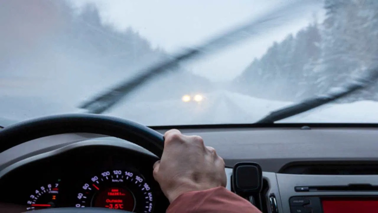 Winter Tips: सर्दियों में ड्राइविंग करते समय Windshield पर जमने वाली भाप से हैं परेशान, तो करें ये काम