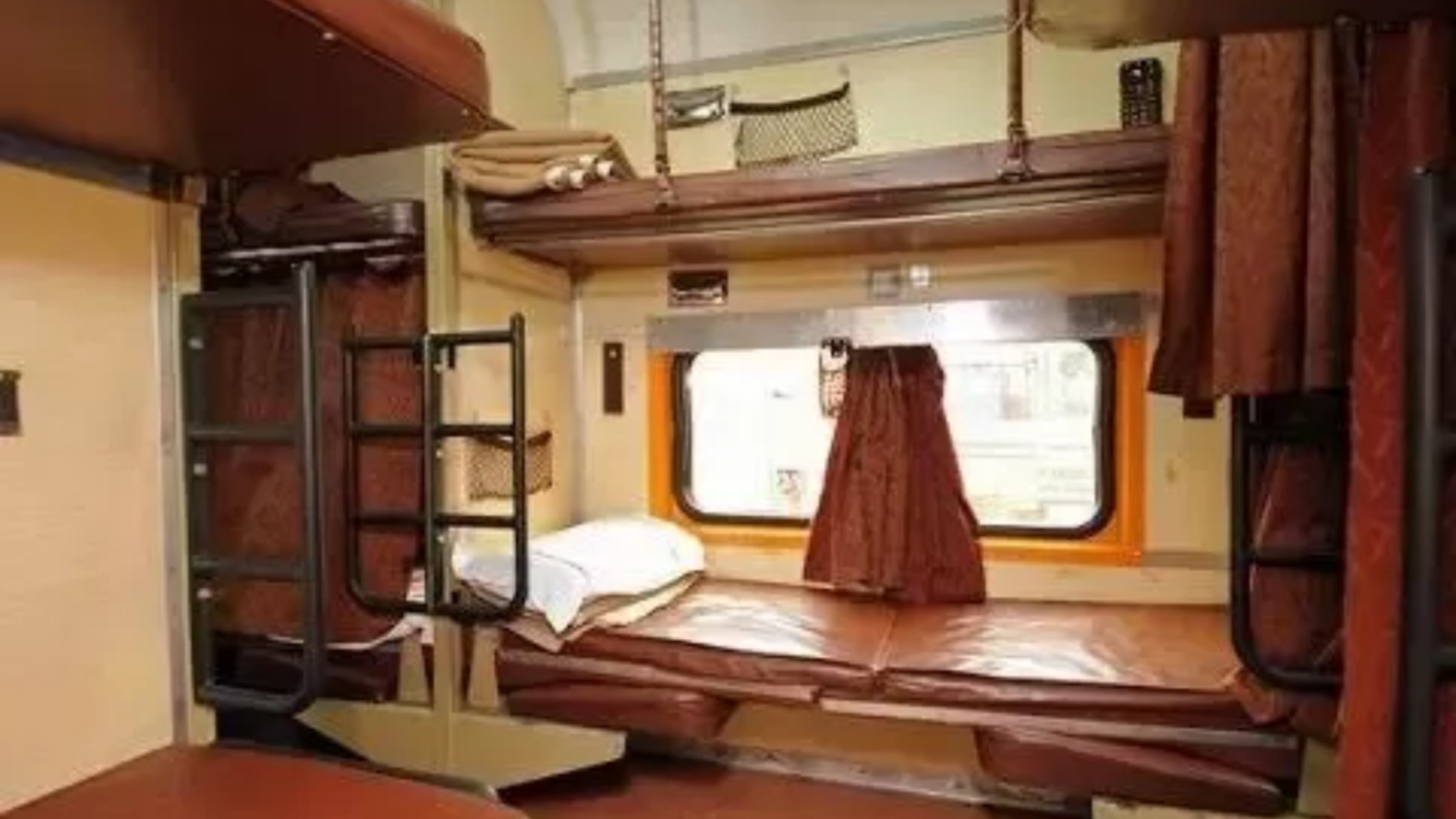 Train bedrolls: ट्रेन से चादर-तौलिया चुराना पड़ सकता है महंगा, Fine के साथ होगी सजा