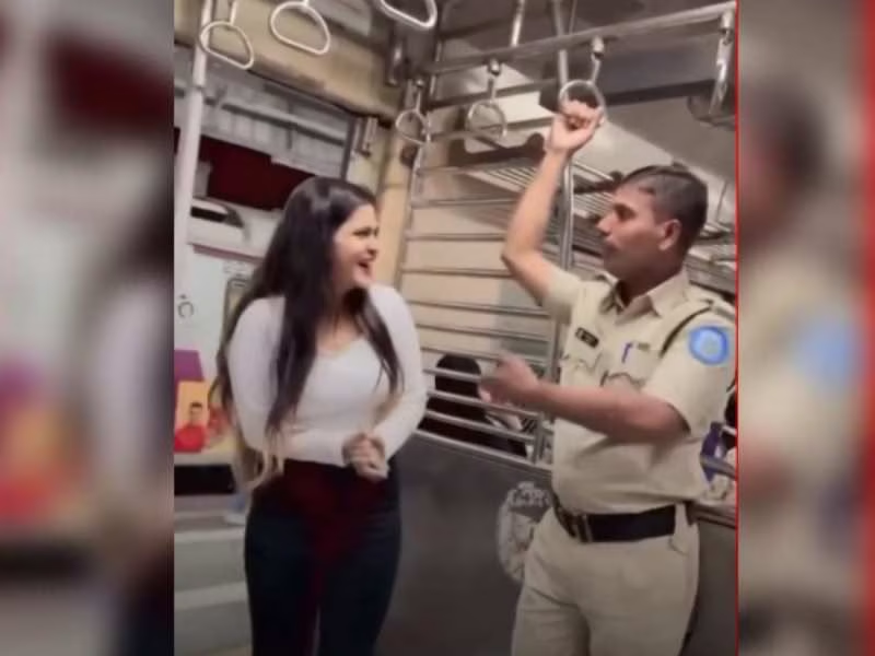 Viral : ट्रेन में पुलिस वाले के सामने लड़की ने किया शुरू किया डांस, आगे जो हुआ वो देखने लायक है