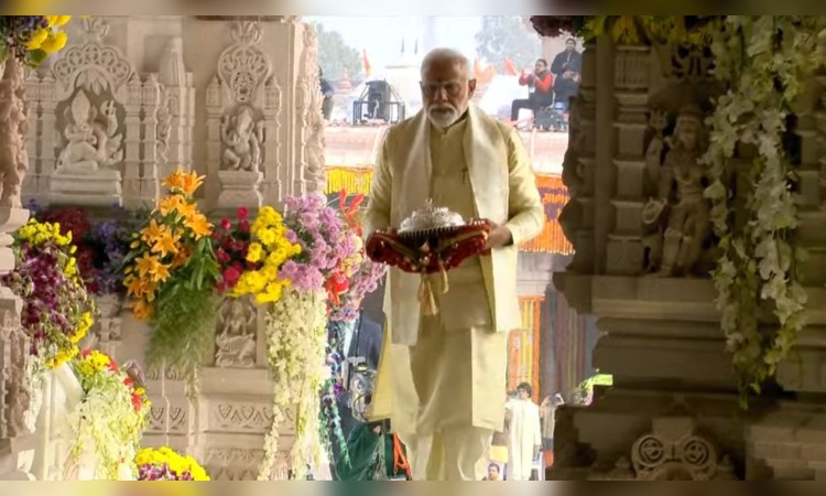 Ram Mandir Ayodhya: हाथ में चांदी का छत्र लेकर गर्भगृह पहुंचे मोदी, 6 यजमान रहे मौजूद