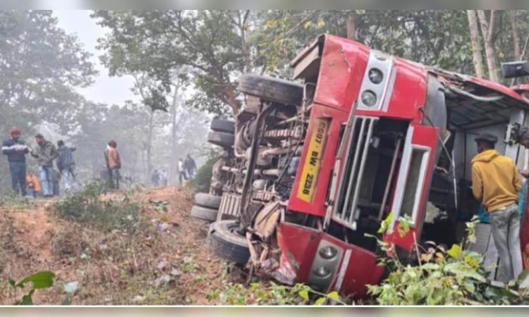 Accident in Ambikapur: तीर्थयात्रियों से भरी बस पलटी,  दुर्घटना में कई घायल