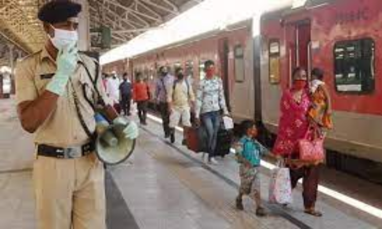 Indian Railway: टिकट के बिना भी महिला कर सकती है ट्रेन में सफर, जानें इस नियम के बारे में