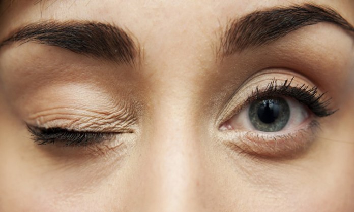 Eye Twitching: आंख का फड़कना महिलाओं और पुरुषों के लिए इस बात का है संकेत